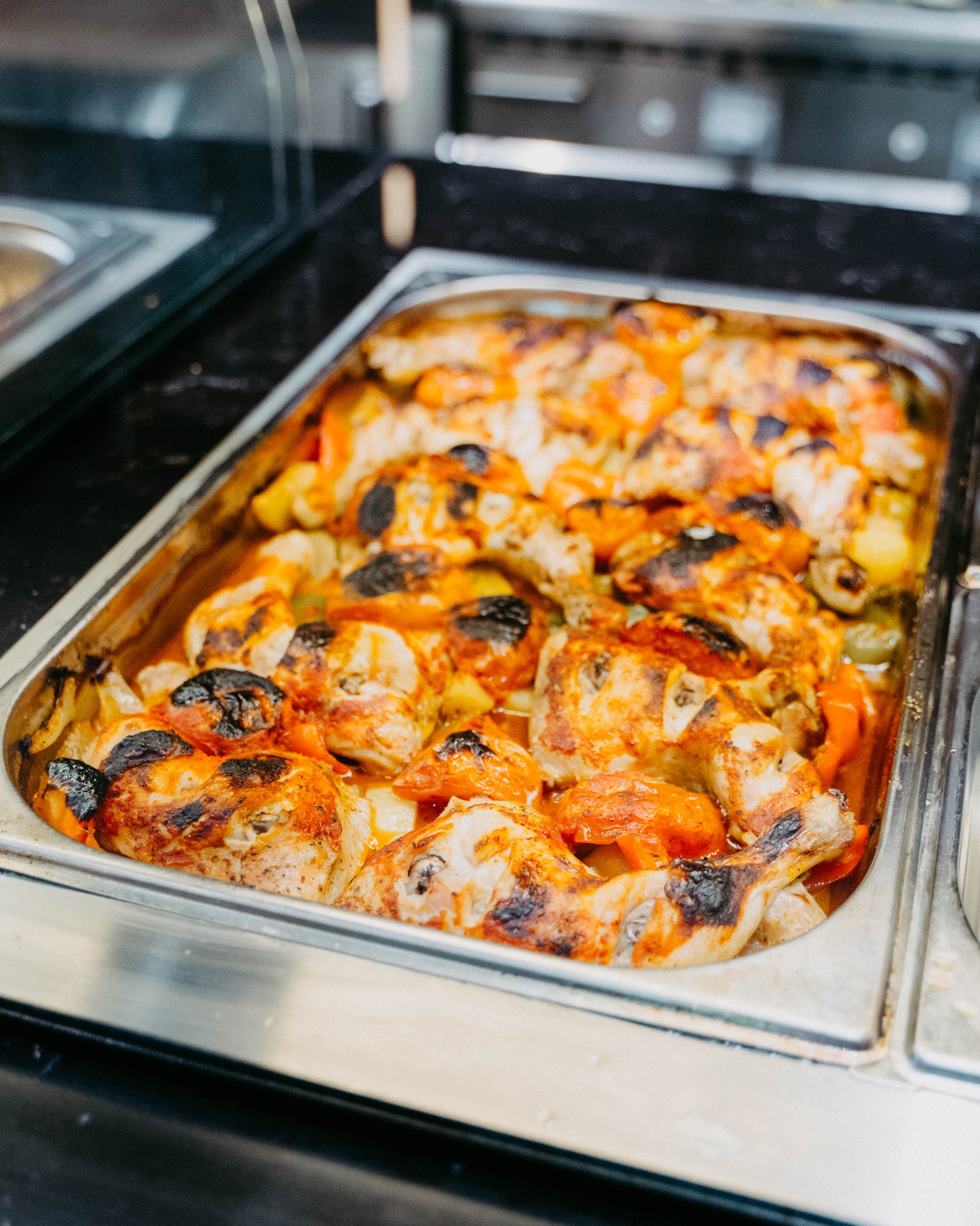 Blech mit frisch gegrilltem Hähnchen und Gemüse